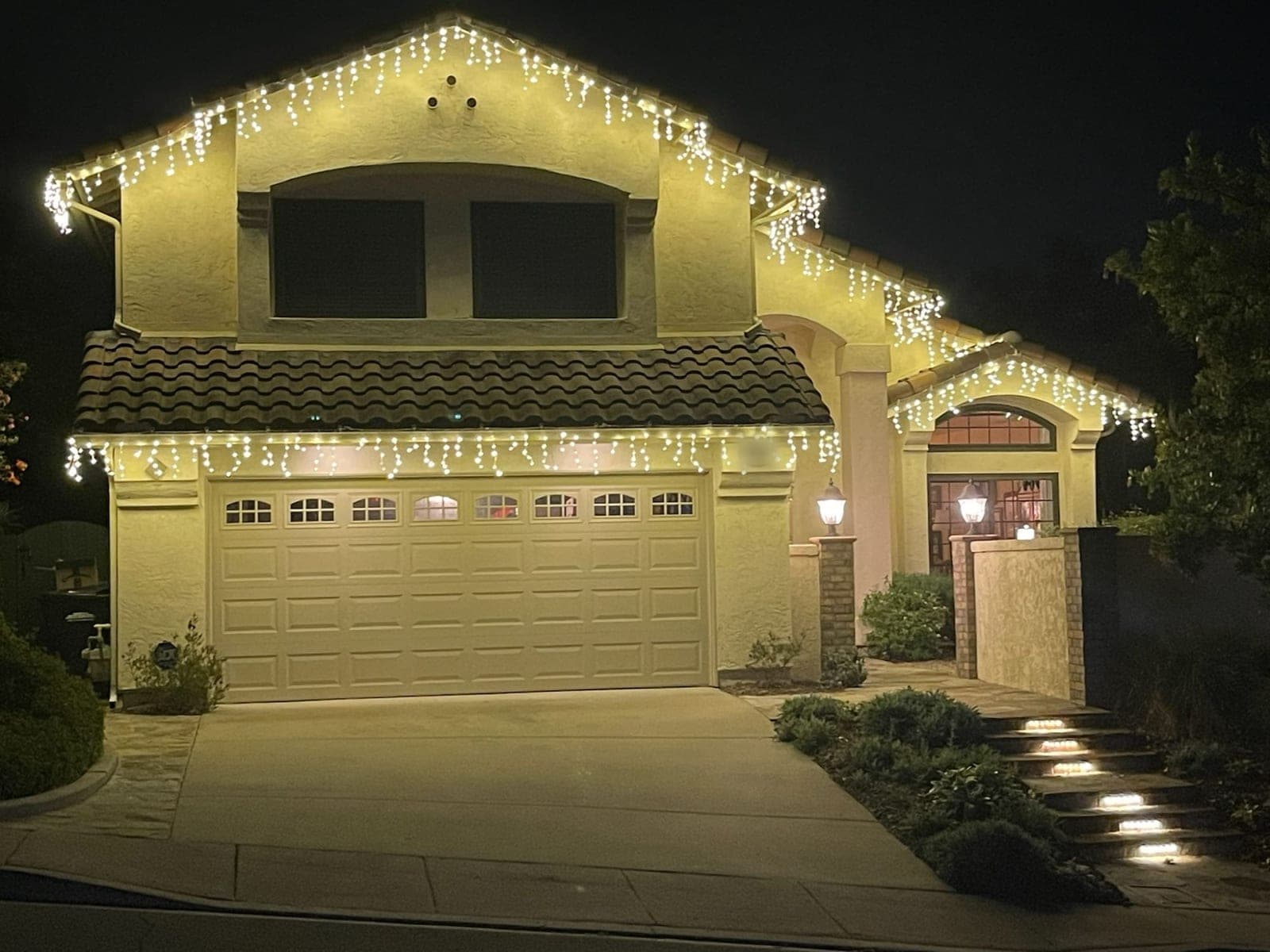 Icicle Lights on Tile, holiday lighting in Rancho Bernardo, San Diego